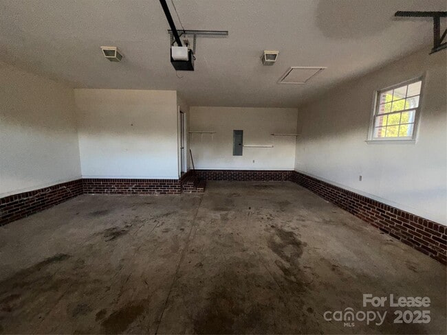 Building Photo - 401 Miller Farm Rd