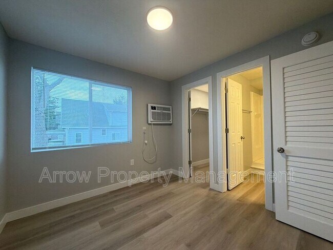 Building Photo - 877 N 26