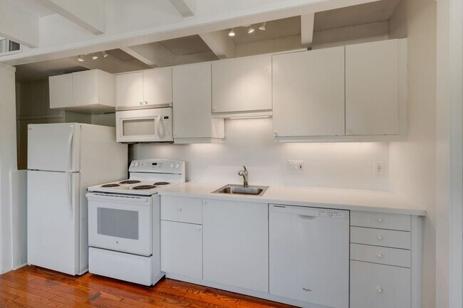 Building Photo - Private 2-Bedroom Fair Oaks Duplex with Gated Driveway & Garage!