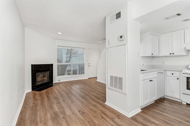 Building Photo - 1901 N Fitzhugh Ave