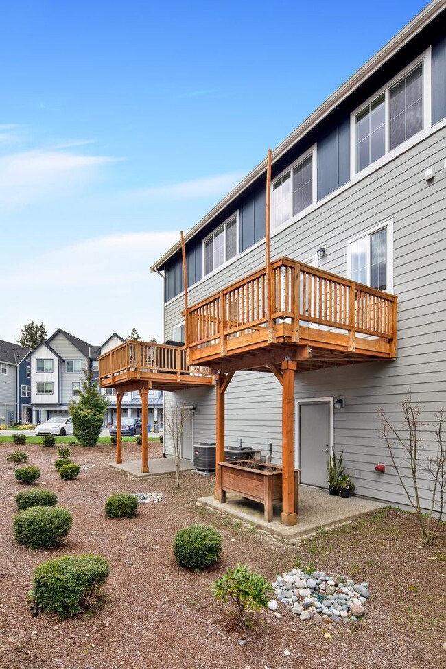Building Photo - Bothell 3 Bedroom Townhouse HUGE Garage an...