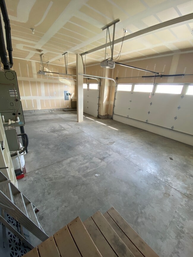 Building Photo - Four Bedroom Three Bath in Southridge!