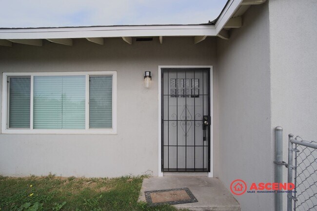 Building Photo - 3-Bedroom Home In East Bakersfield!