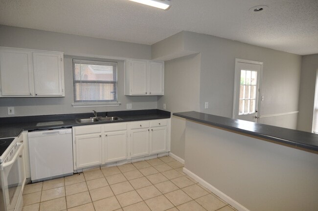 Building Photo - Spacious 4-Bedroom, 2-Bathroom Townhome in Grand Prairie!