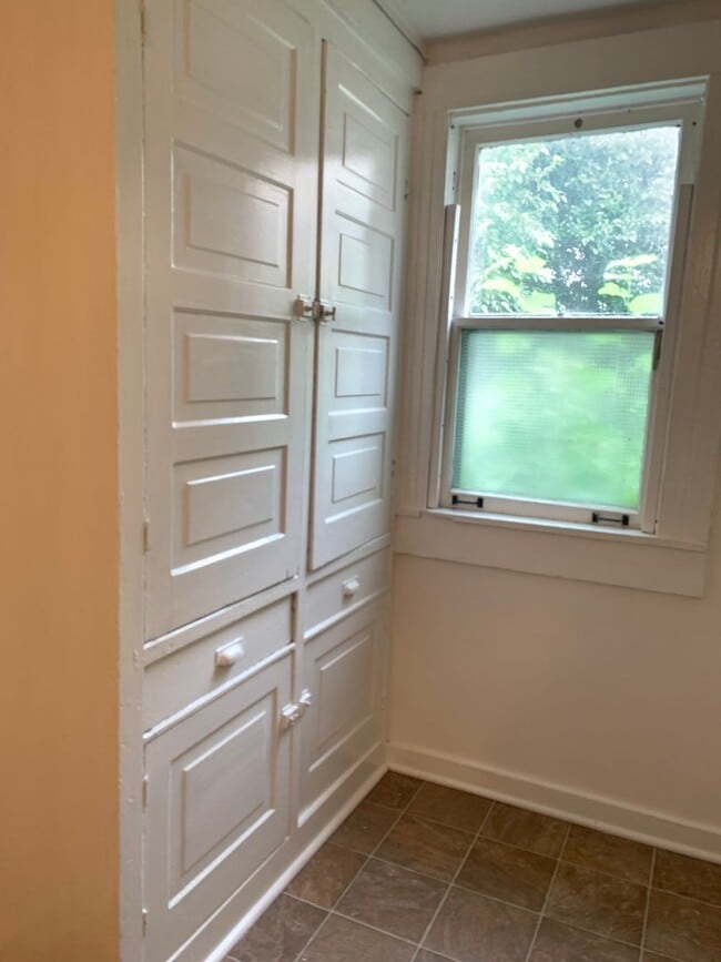 Building Photo - Large Four Bedroom Home!