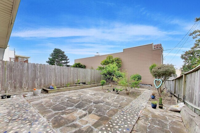 Building Photo - Bright Corner Home with Family Room, Yard & Laundry in Prime Sunset Location!