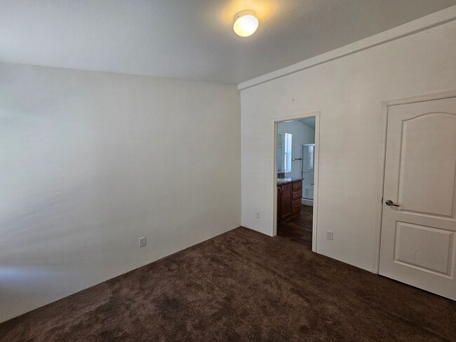 Building Photo - Very cute 3 bed/2 bath manufactured home w...