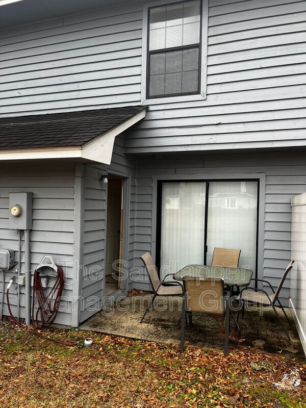 Building Photo - 2446 Woodstock Ave