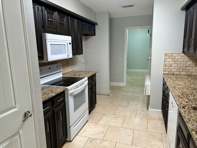 Building Photo - Self Showing - 3 Bedroom 2 bathroom Move I...