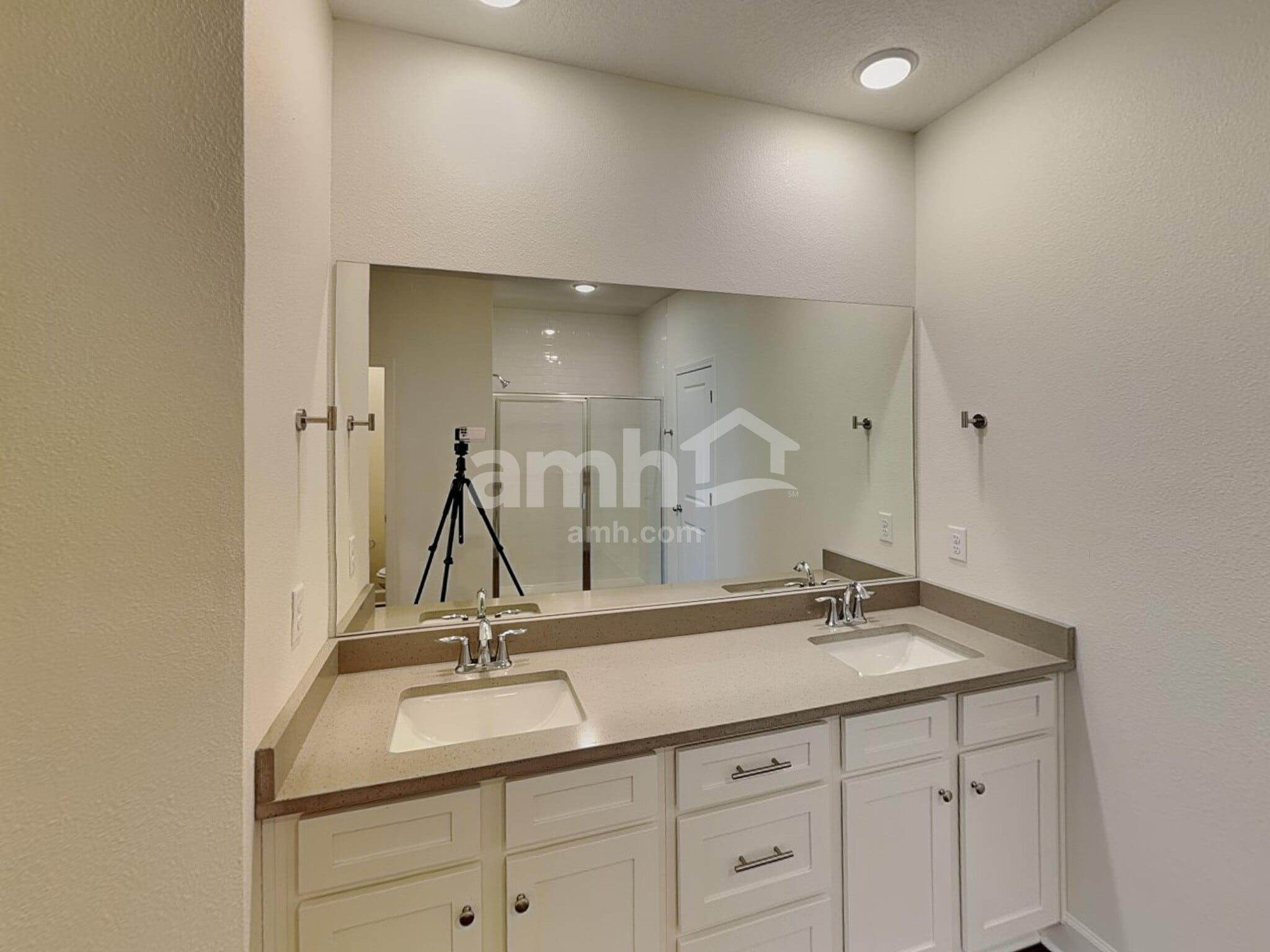 Building Photo - 2917 20th Ave W