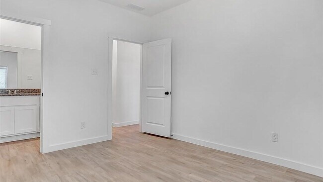 Building Photo - 1219 Bells Dr
