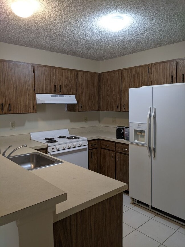 Building Photo - Oakwood Villas - Two Bedroom Two Bath Town...