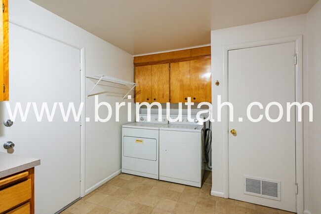 Building Photo - 938 Lowell Ave S