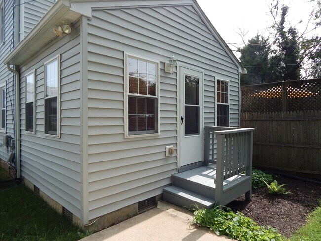 Building Photo - NICELY UPDATED DUPLEX NEAR METRO