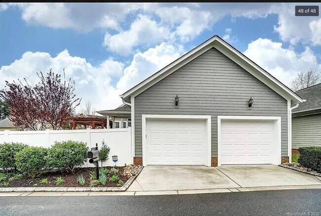 Building Photo - 6036 Daphne Circle