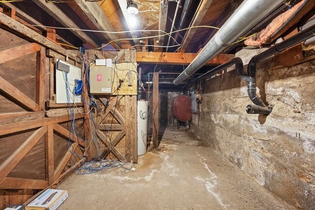 Building Photo - 107 E Holland Ave