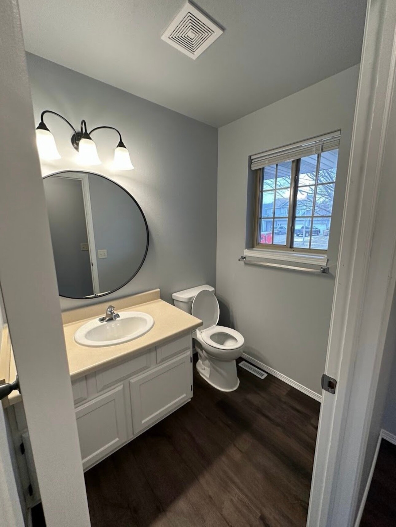 Half bathroom in the main level - 1507 Glacier Hill Dr