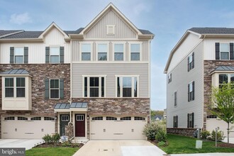 Building Photo - Stunning 3bd 2.5bth townhome in the Pondview community in Millersville.