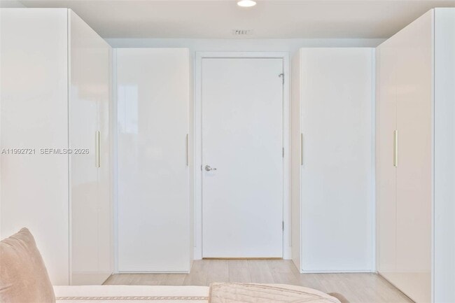 Building Photo - 1010 Brickell Ave