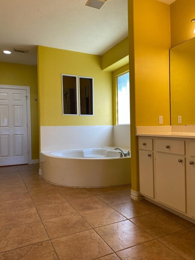 Building Photo - 11815 Canyon Mills Dr