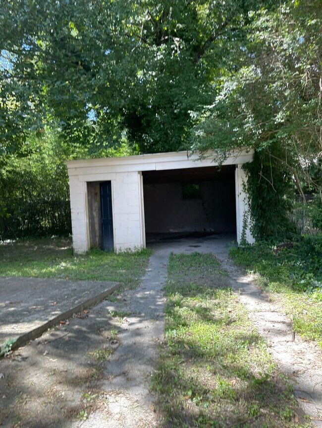 Building Photo - 3 Bedroom Westwood Terrace Bungalow (Sorry, No Section 8)