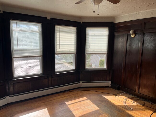 bay windows hardwood floor - 61 Wall St