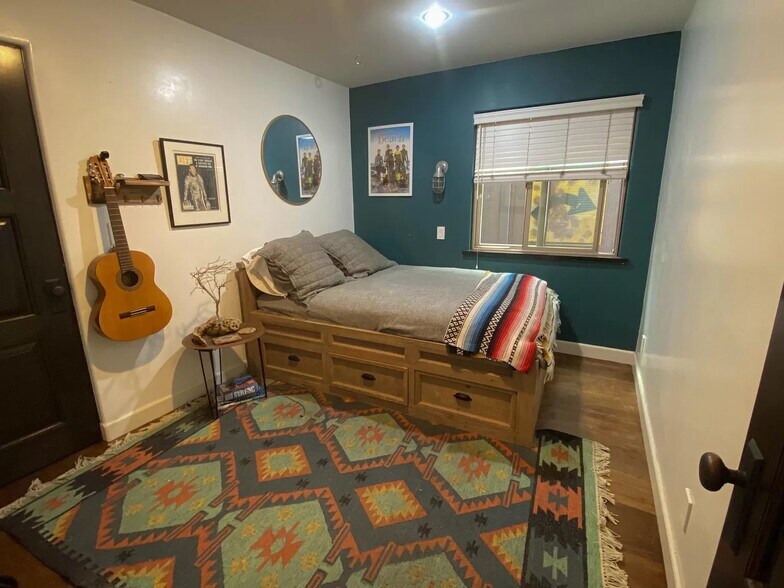 Building Photo - 221 24th St