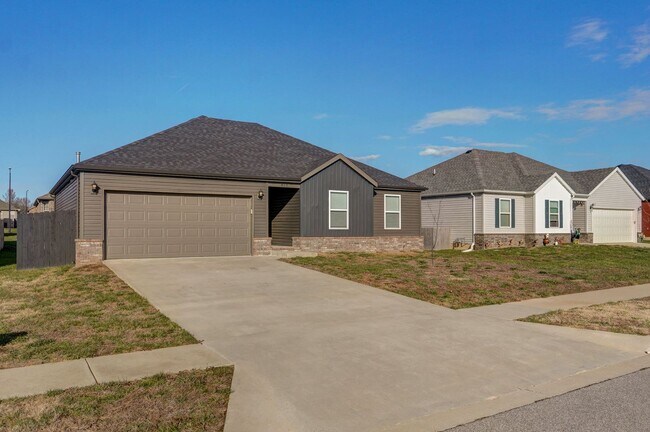 Building Photo - Modern 3 Bed / 2 Bath Home