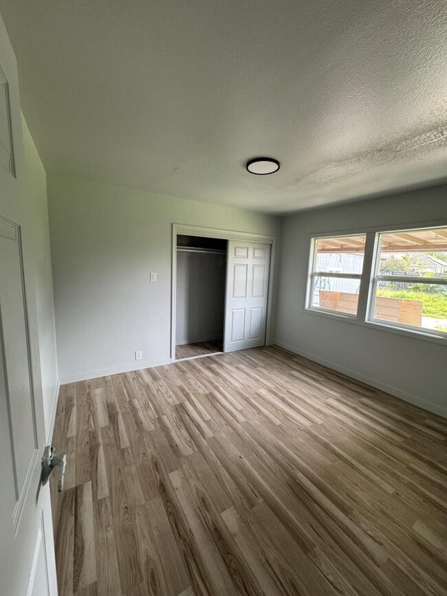 Building Photo - 1854 De Ovan Ave