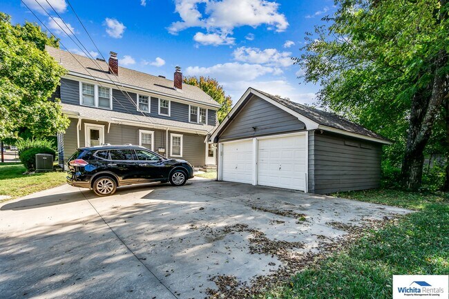 Building Photo - 2 bedroom duplex in College Hill