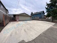 Building Photo - Charming 2-Bed Duplex in Portland's Heart – Cozy 855 Sq Ft!