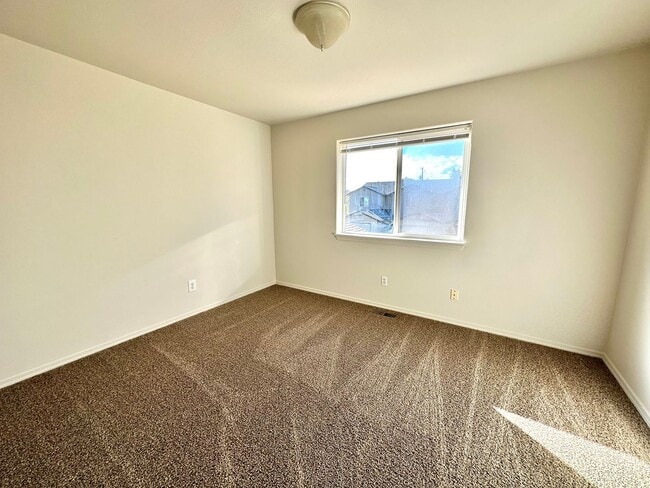 Building Photo - CHECK OUT THIS SPACIOUS TOWNHOUSE IN REDMO...