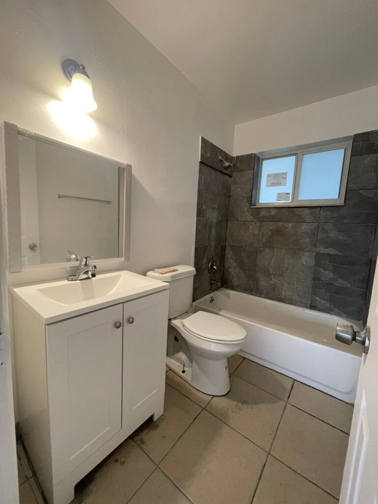 Building Photo - 512 NE 166th St