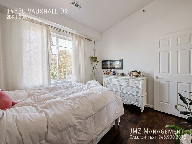 Building Photo - 14520 Vauxhall Dr