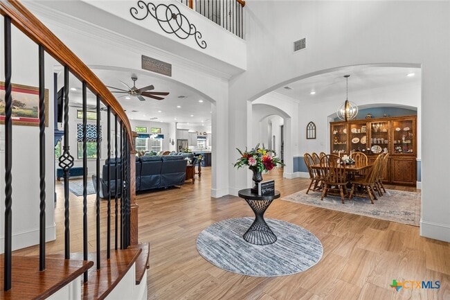 Building Photo - 1605 Alta Vista Loop