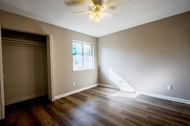 Building Photo - Renovated 2 bed/ 1 bath!
