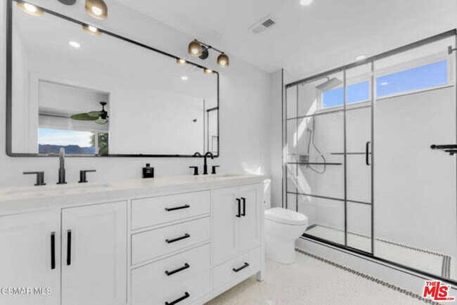 Building Photo - 987 Brookview Ave