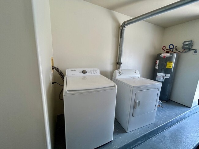 Building Photo - Spacious Townhouse with Central AC, Garage...