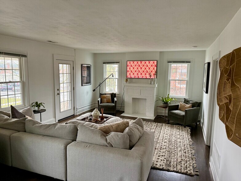 Building Photo - 1946 Guilford Rd