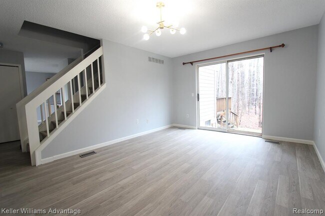 Building Photo - 41498 Cornell Dr