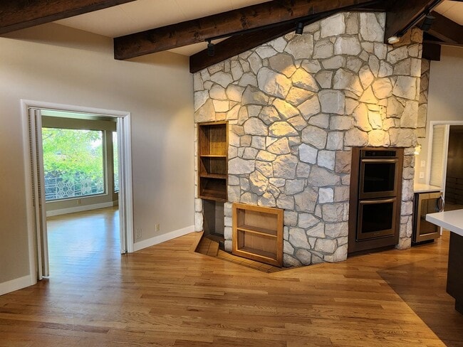 Building Photo - Beautiful 5 Bd 3.5 Ba Home in Holladay