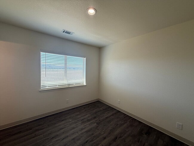 Building Photo - Free Month of Rent for Move in before Dec 1st - Brand New Upstairs 3 Bedroom Apartment