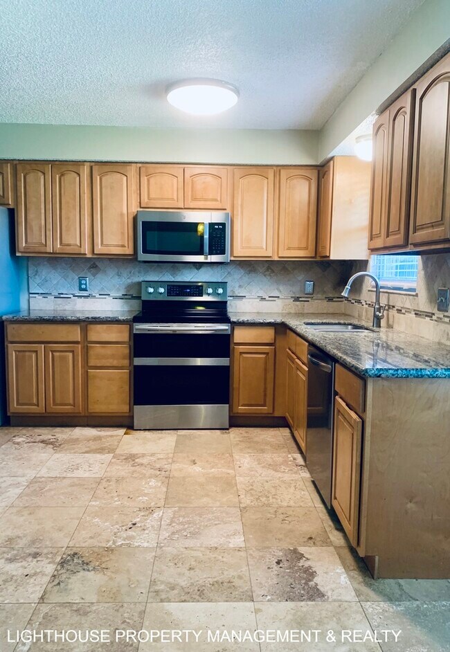Building Photo - Spacious 4-Bedroom, 2-Bath with Fenced Yar...