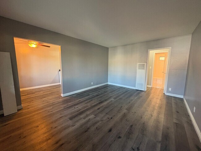 Building Photo - Charming 1 Bed / 1 Bath in Historic Bluff Park – Just One Block from the Beach!