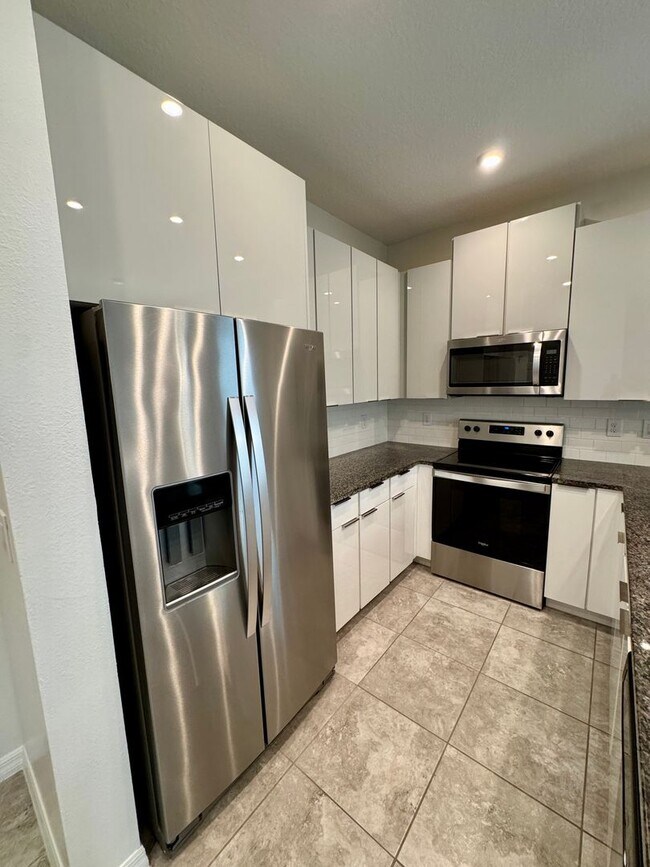 Building Photo - FOR RENT - Beautiful end unit townhouse in Clermont - Waterbrooke