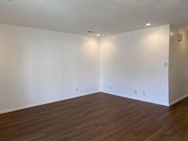 Building Photo - 807 Country Club Dr SE