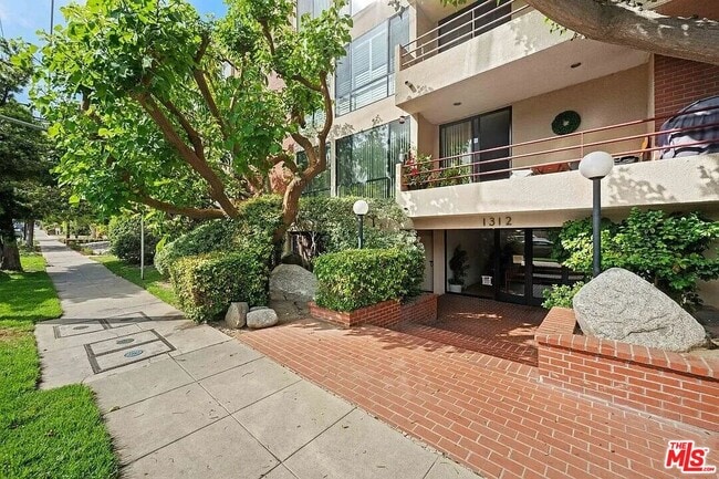 Building Photo - 1312 S Saltair Ave