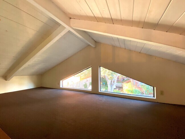 Building Photo - 753 Laine St