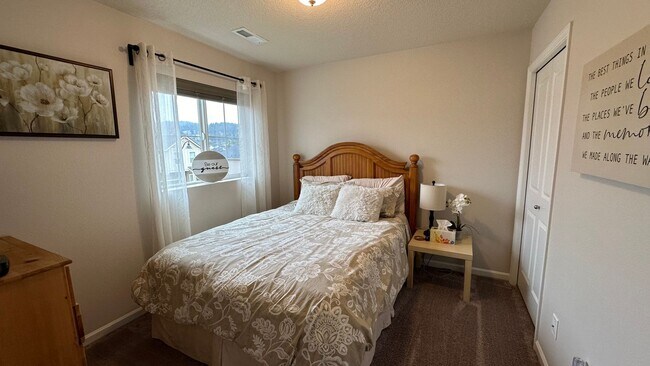 Building Photo - Gorgeous Corner lot 4 bed home! Happy Vall...