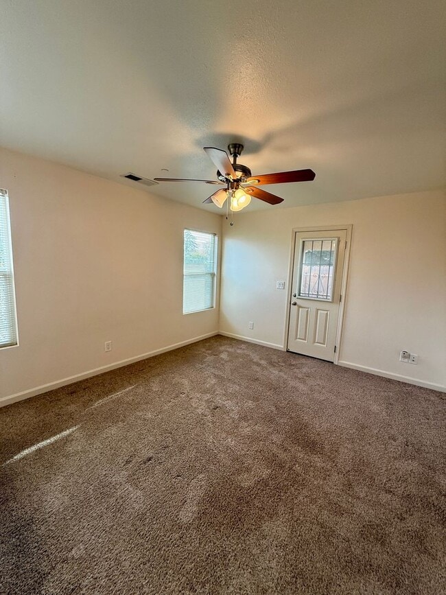 Building Photo - 3 Bedroom 2 Bath House!